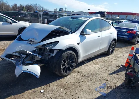 2022 Tesla Model Y Long Range Dual Motor All-Wheel Drive z USA, uszkodzony, nr VIN 7SAYGDEE5NF444643